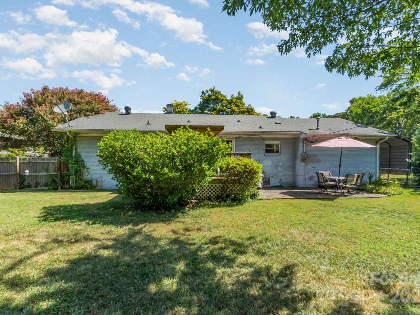 4840 The Plaza, Charlotte, NC 28215.  MLS# CAR4285500, YatesRealty ID 29108. 
