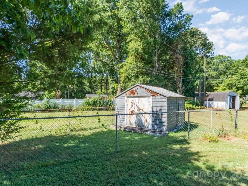 4840 The Plaza, Charlotte, NC 28215.  MLS# CAR4285500, YatesRealty ID 29108. 