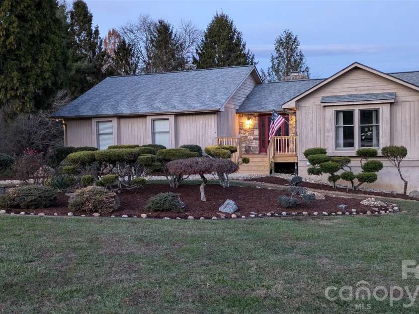 18 Amber Drive, Horse Shoe, NC 28742.  MLS# CAR4353059, YatesRealty ID 2911. 