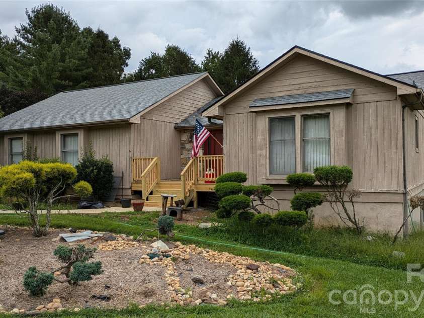 18 Amber Drive, Horse Shoe, NC 28742.  MLS# CAR4353059, YatesRealty ID 2911. 