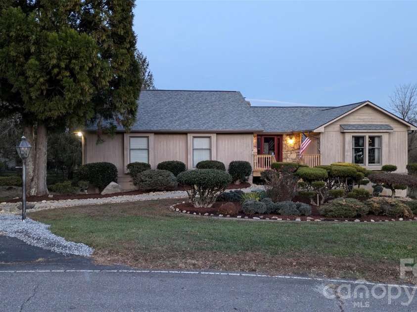 18 Amber Drive, Horse Shoe, NC 28742.  MLS# CAR4353059, YatesRealty ID 2911. 