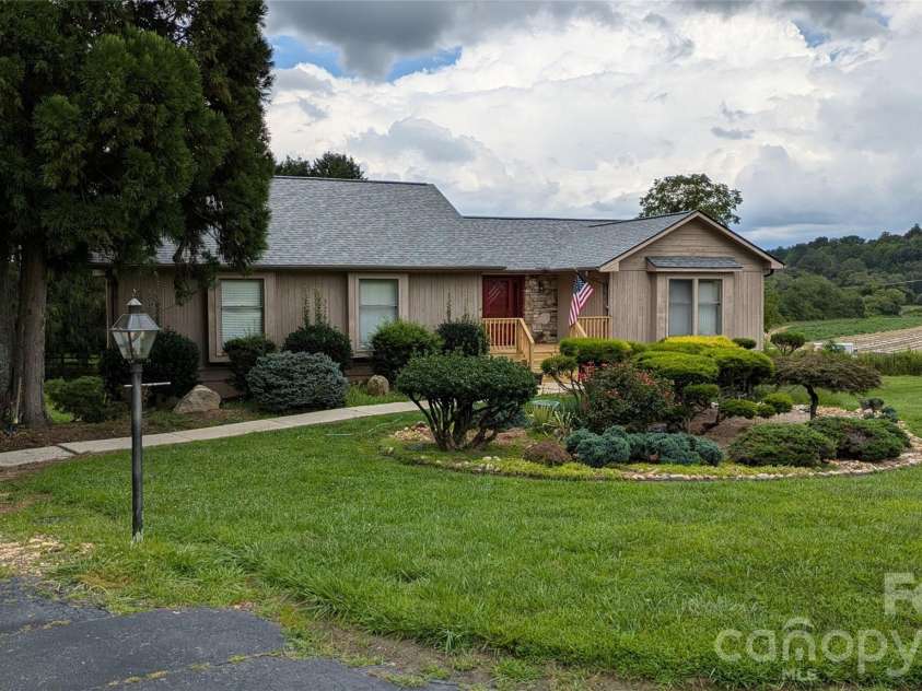 18 Amber Drive, Horse Shoe, NC 28742.  MLS# CAR4353059, YatesRealty ID 2911. 