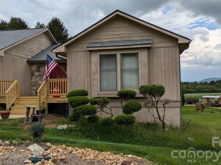 18 Amber Drive, Horse Shoe, NC 28742.  MLS# CAR4353059, YatesRealty ID 2911. 