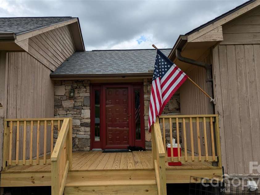 18 Amber Drive, Horse Shoe, NC 28742.  MLS# CAR4353059, YatesRealty ID 2911. 