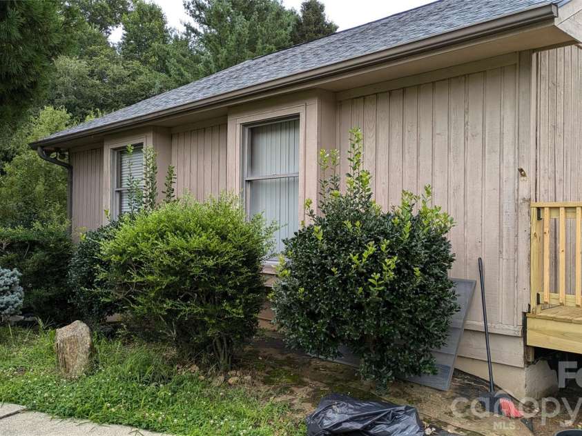 18 Amber Drive, Horse Shoe, NC 28742.  MLS# CAR4353059, YatesRealty ID 2911. 