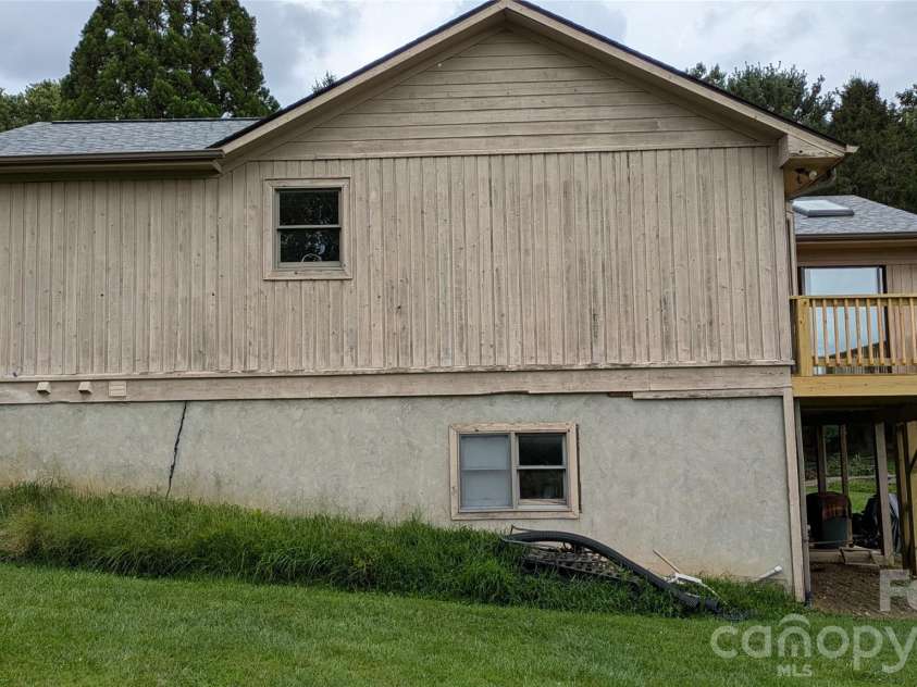 18 Amber Drive, Horse Shoe, NC 28742.  MLS# CAR4353059, YatesRealty ID 2911. 
