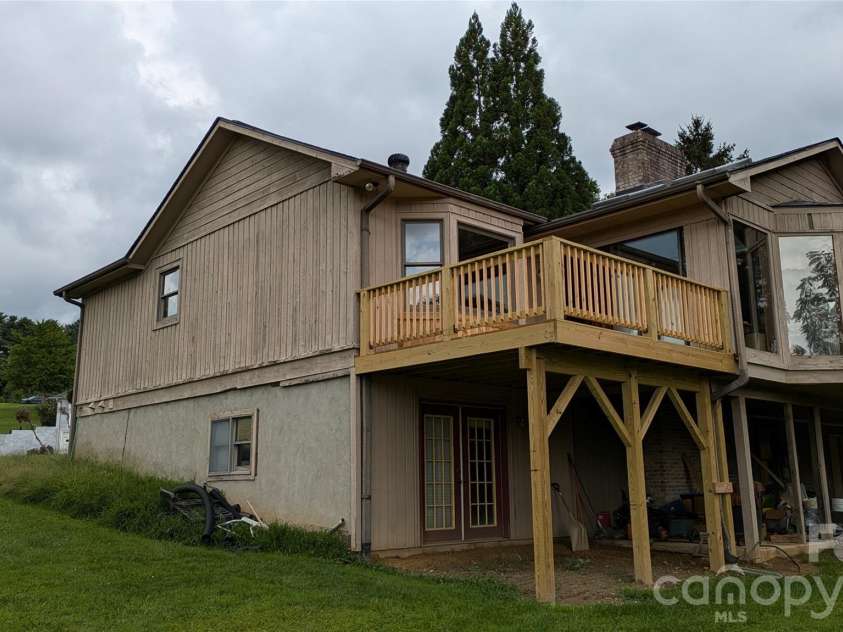 18 Amber Drive, Horse Shoe, NC 28742.  MLS# CAR4353059, YatesRealty ID 2911. 