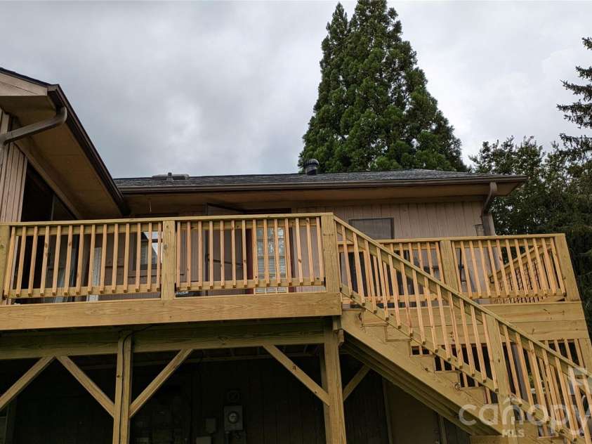 18 Amber Drive, Horse Shoe, NC 28742.  MLS# CAR4353059, YatesRealty ID 2911. 
