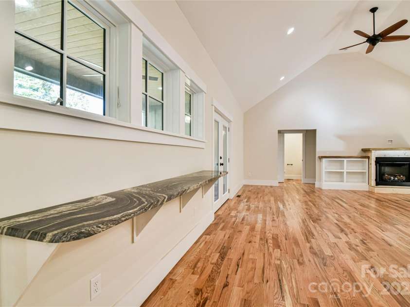 48 Crossings Circle, Fairview, NC 28730.  MLS# CAR4312919, YatesRealty ID 2911. Breakfast Bar