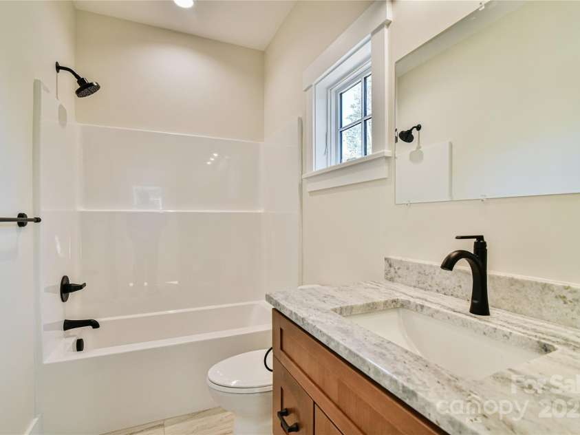 48 Crossings Circle, Fairview, NC 28730.  MLS# CAR4312919, YatesRealty ID 2911. Ternary Bathroom