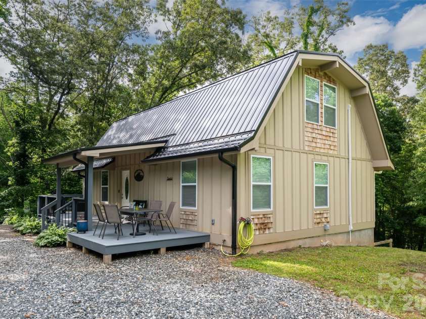 34 Wintercrest Drive, Candler, NC 28715.  MLS# CAR4387691, YatesRealty ID 29110. 