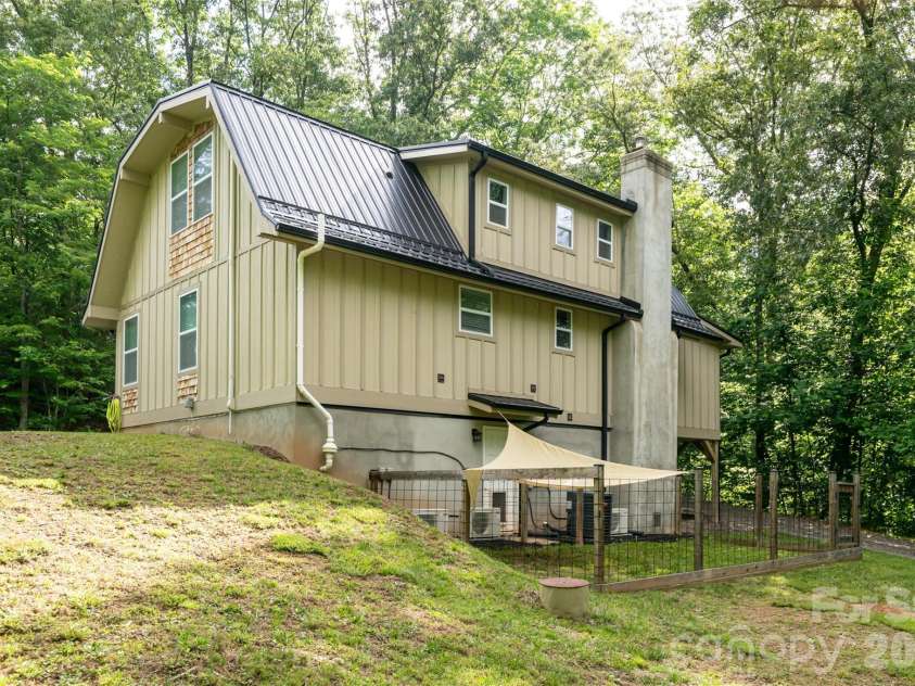 34 Wintercrest Drive, Candler, NC 28715.  MLS# CAR4387691, YatesRealty ID 29110. 