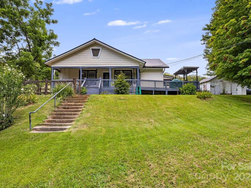 29 Ponder Street, Mars Hill, NC 28754.  MLS# CAR4286832, YatesRealty ID 29112. 