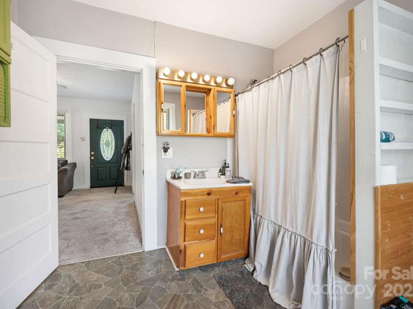 29 Ponder Street, Mars Hill, NC 28754.  MLS# CAR4286832, YatesRealty ID 29112. 