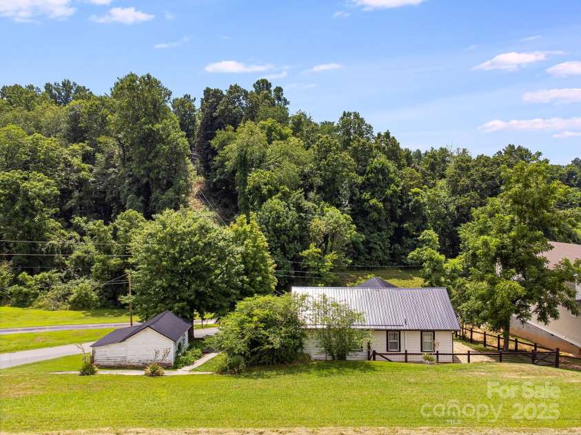 29 Ponder Street, Mars Hill, NC 28754.  MLS# CAR4286832, YatesRealty ID 29112. 