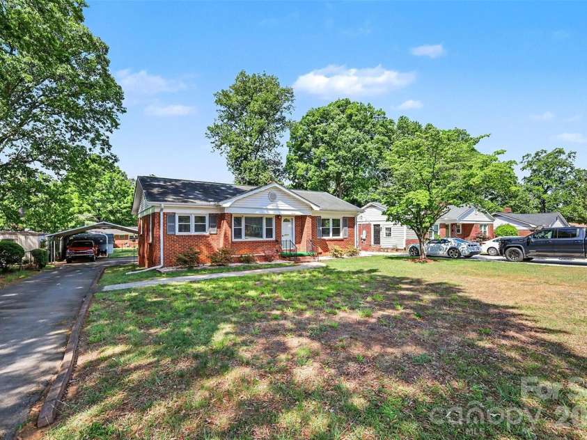 2240 Ashley Road, Charlotte, NC 28208.  MLS# CAR4373371, YatesRealty ID 29114. 