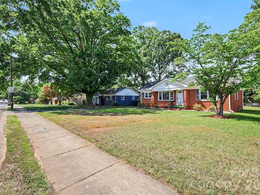 2240 Ashley Road, Charlotte, NC 28208.  MLS# CAR4373371, YatesRealty ID 29114. 