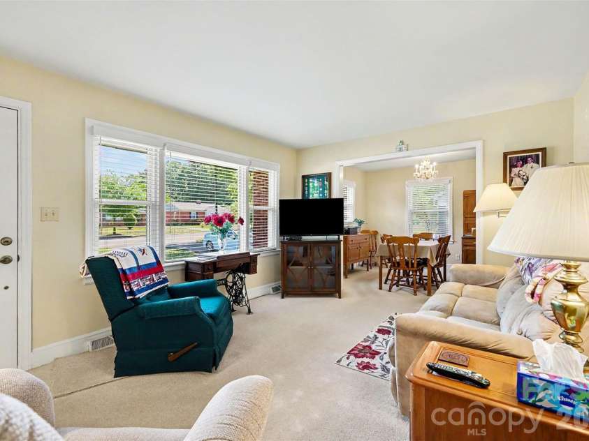 2240 Ashley Road, Charlotte, NC 28208.  MLS# CAR4373371, YatesRealty ID 29114. 