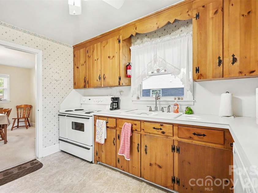 2240 Ashley Road, Charlotte, NC 28208.  MLS# CAR4373371, YatesRealty ID 29114. 