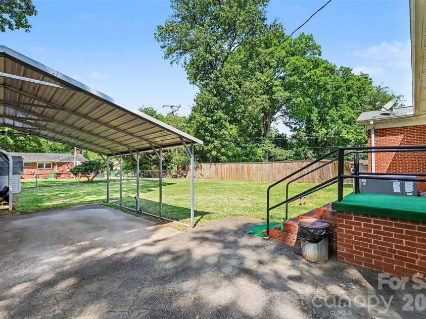 2240 Ashley Road, Charlotte, NC 28208.  MLS# CAR4373371, YatesRealty ID 29114. 