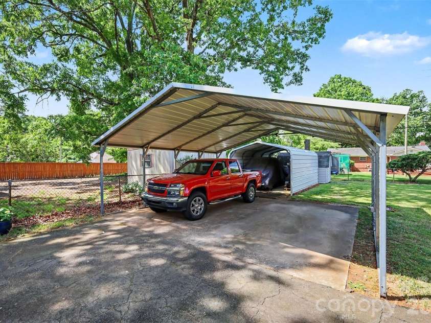 2240 Ashley Road, Charlotte, NC 28208.  MLS# CAR4373371, YatesRealty ID 29114. 