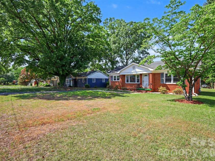 2240 Ashley Road, Charlotte, NC 28208.  MLS# CAR4373371, YatesRealty ID 29114. 