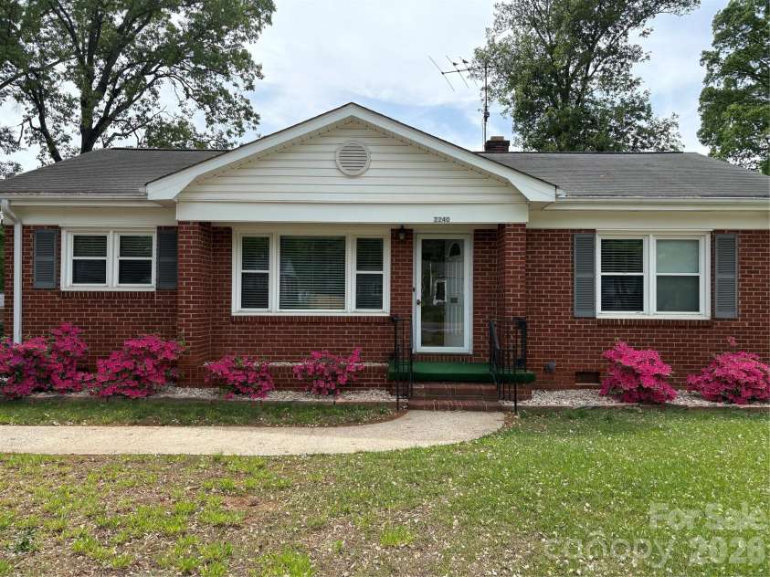 2240 Ashley Road, Charlotte, NC 28208.  MLS# CAR4373371, YatesRealty ID 29114. Front Yard