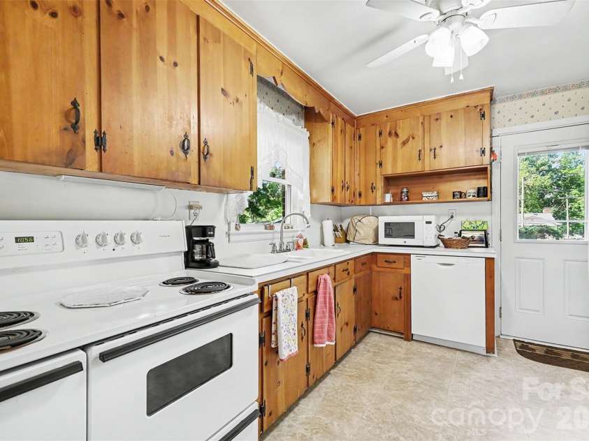 2240 Ashley Road, Charlotte, NC 28208.  MLS# CAR4373371, YatesRealty ID 29114. Kitchen