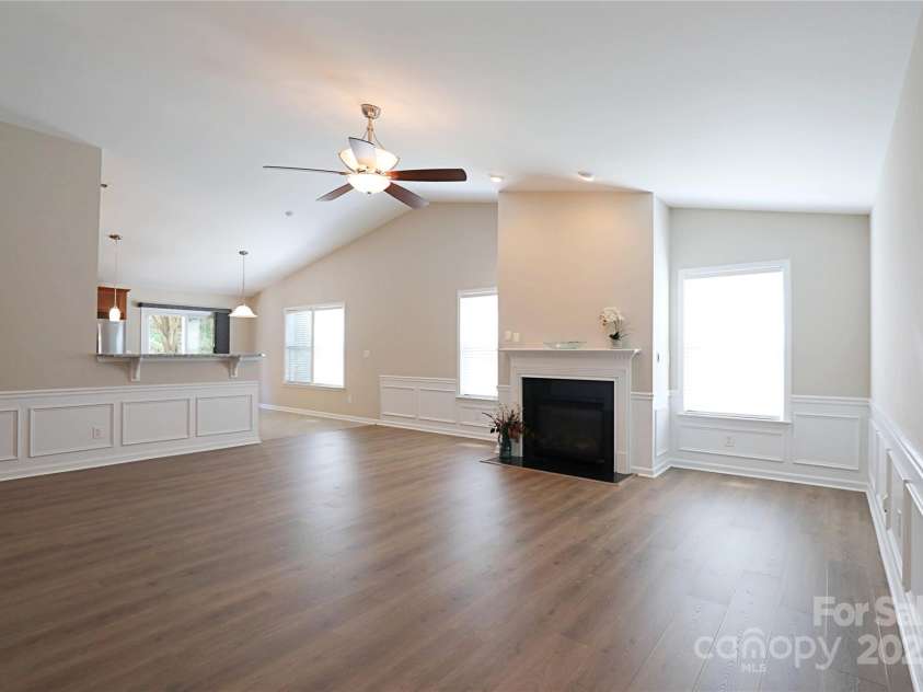 9814 Fernspray Road, Charlotte, NC 28215.  MLS# CAR4254340, YatesRealty ID 29114. Expansive Living Room