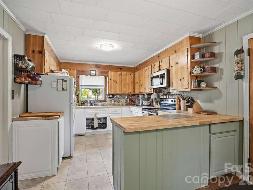 605 19th Avenue, Gastonia, NC 28052.  MLS# CAR4369697, YatesRealty ID 29115. 
