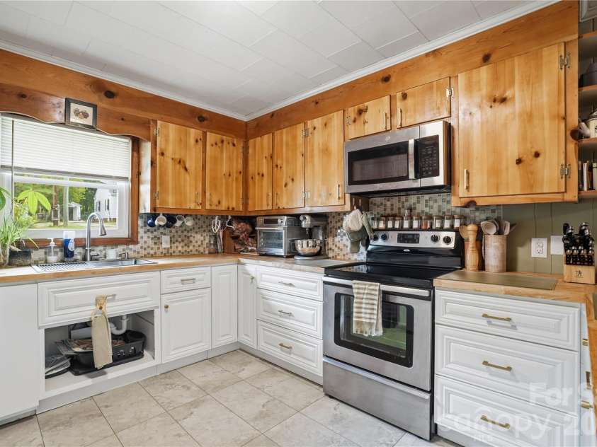 605 19th Avenue, Gastonia, NC 28052.  MLS# CAR4369697, YatesRealty ID 29115. 