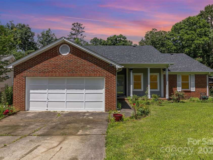 9520 Marshbrooke Road, Matthews, NC 28105.  MLS# CAR4272465, YatesRealty ID 29115. 