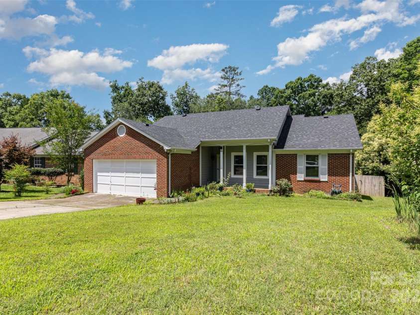9520 Marshbrooke Road, Matthews, NC 28105.  MLS# CAR4272465, YatesRealty ID 29115. 