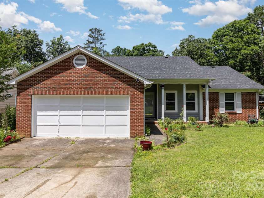 9520 Marshbrooke Road, Matthews, NC 28105.  MLS# CAR4272465, YatesRealty ID 29115. 