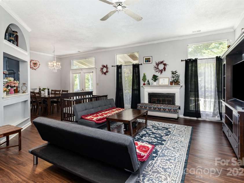 9520 Marshbrooke Road, Matthews, NC 28105.  MLS# CAR4272465, YatesRealty ID 29115. 