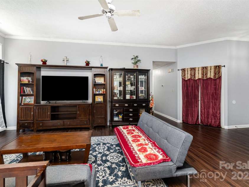 9520 Marshbrooke Road, Matthews, NC 28105.  MLS# CAR4272465, YatesRealty ID 29115. 