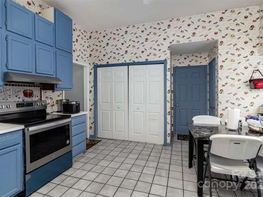 9520 Marshbrooke Road, Matthews, NC 28105.  MLS# CAR4272465, YatesRealty ID 29115. 