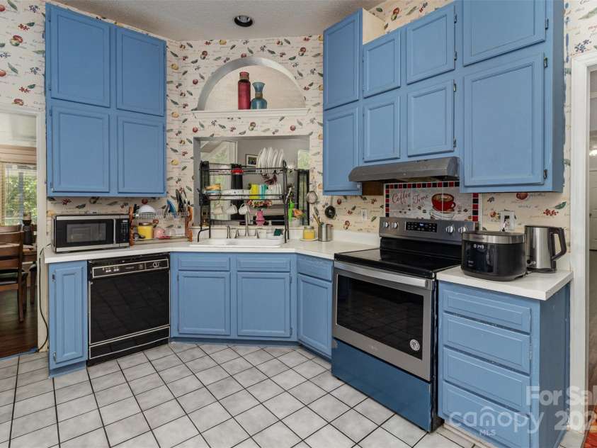 9520 Marshbrooke Road, Matthews, NC 28105.  MLS# CAR4272465, YatesRealty ID 29115. 