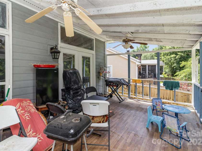 9520 Marshbrooke Road, Matthews, NC 28105.  MLS# CAR4272465, YatesRealty ID 29115. 