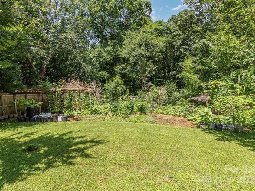 9520 Marshbrooke Road, Matthews, NC 28105.  MLS# CAR4272465, YatesRealty ID 29115. 