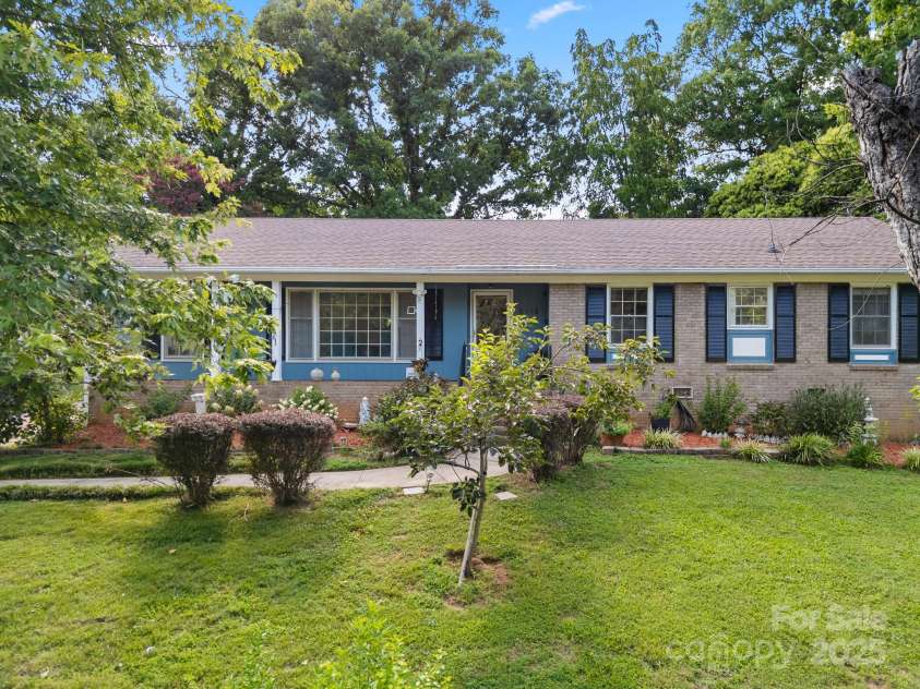 5115 Carriage Drive Circle, Charlotte, NC 28205.  MLS# CAR4283105, YatesRealty ID 29116. 