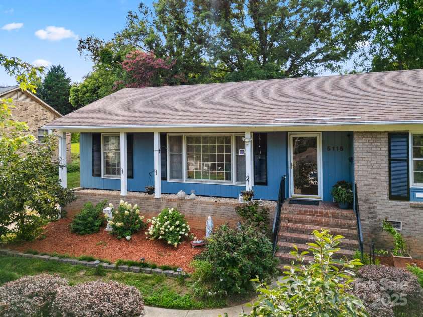 5115 Carriage Drive Circle, Charlotte, NC 28205.  MLS# CAR4283105, YatesRealty ID 29116. 