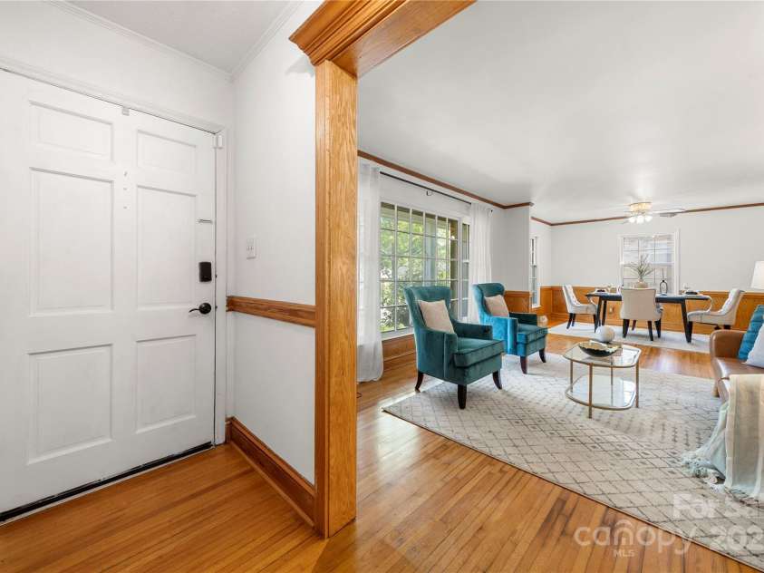 5115 Carriage Drive Circle, Charlotte, NC 28205.  MLS# CAR4283105, YatesRealty ID 29116. 