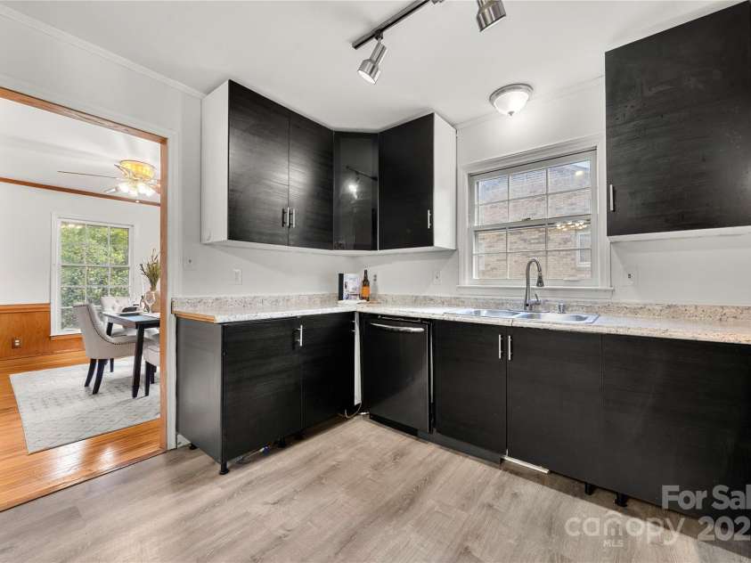 5115 Carriage Drive Circle, Charlotte, NC 28205.  MLS# CAR4283105, YatesRealty ID 29116. 