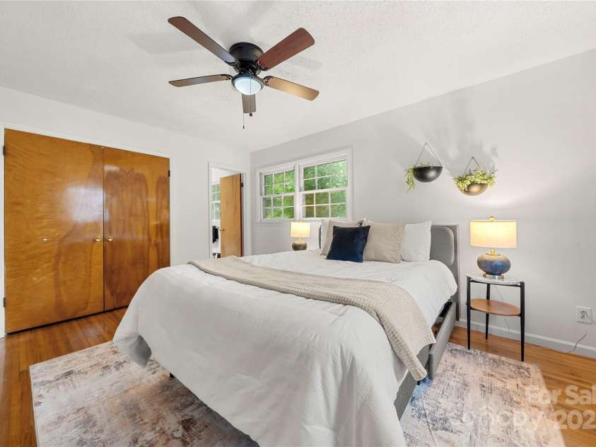 5115 Carriage Drive Circle, Charlotte, NC 28205.  MLS# CAR4283105, YatesRealty ID 29116. 