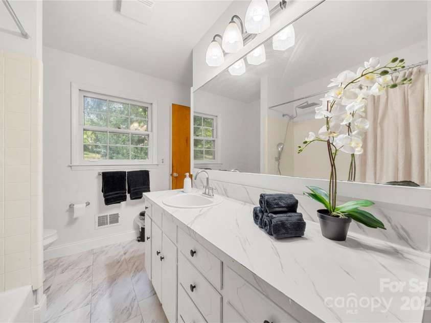 5115 Carriage Drive Circle, Charlotte, NC 28205.  MLS# CAR4283105, YatesRealty ID 29116. 
