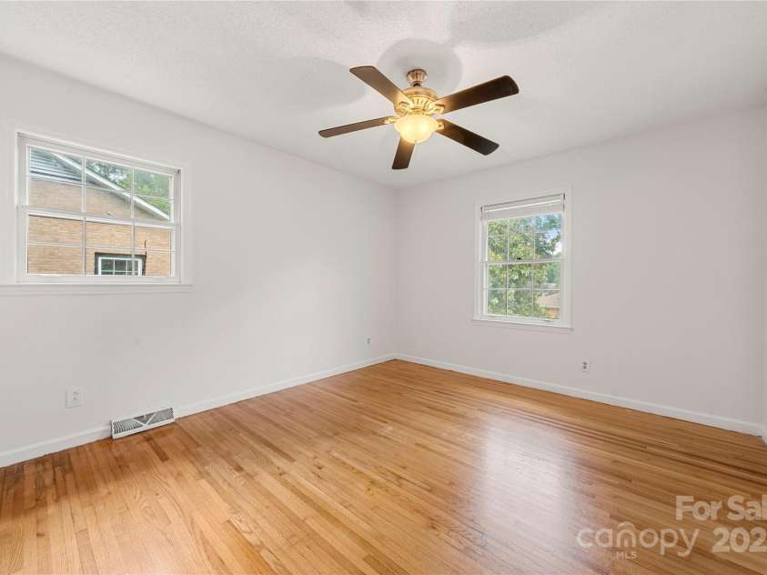 5115 Carriage Drive Circle, Charlotte, NC 28205.  MLS# CAR4283105, YatesRealty ID 29116. 