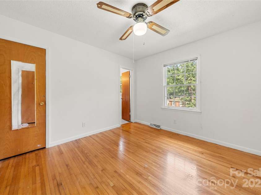 5115 Carriage Drive Circle, Charlotte, NC 28205.  MLS# CAR4283105, YatesRealty ID 29116. 