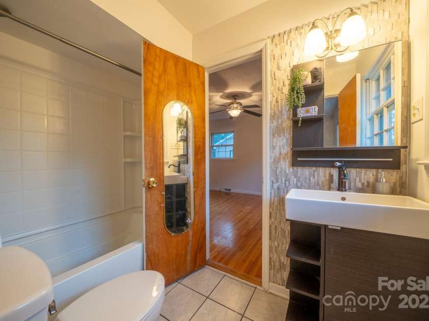 5115 Carriage Drive Circle, Charlotte, NC 28205.  MLS# CAR4283105, YatesRealty ID 29116. 