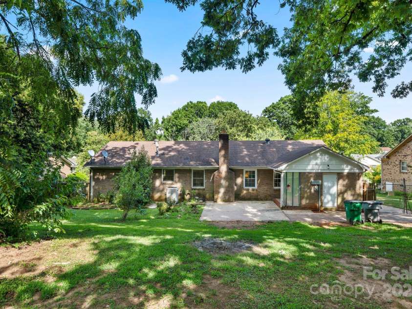 5115 Carriage Drive Circle, Charlotte, NC 28205.  MLS# CAR4283105, YatesRealty ID 29116. 
